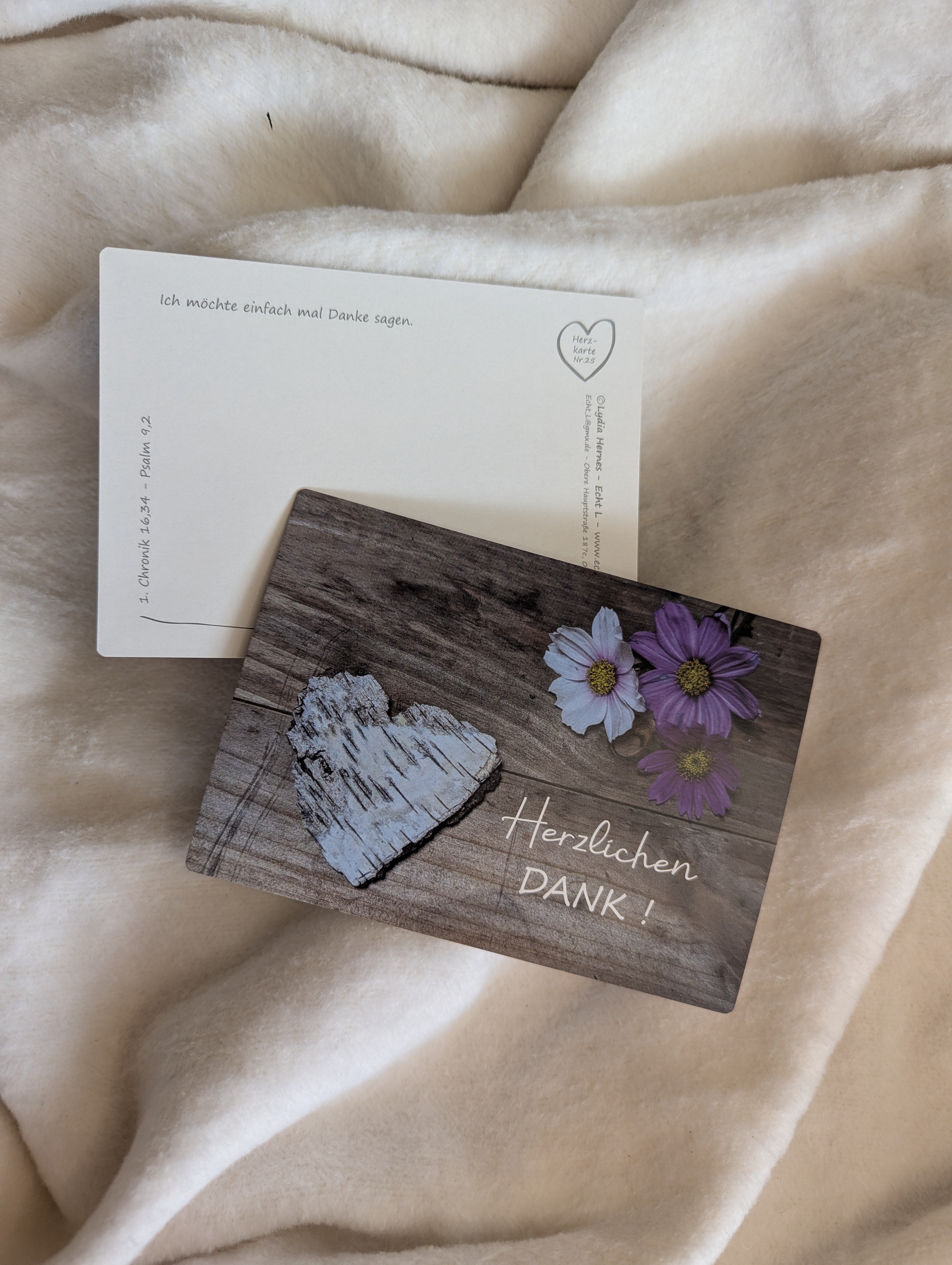 Postkarte Herzlichen Dank – Holzherz mit lila Blumen auf rustikalem Holzuntergrund