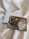 Postkarte Herzliche Einladung – Naturherz aus Stein mit rosa Gänseblümchen auf Holz