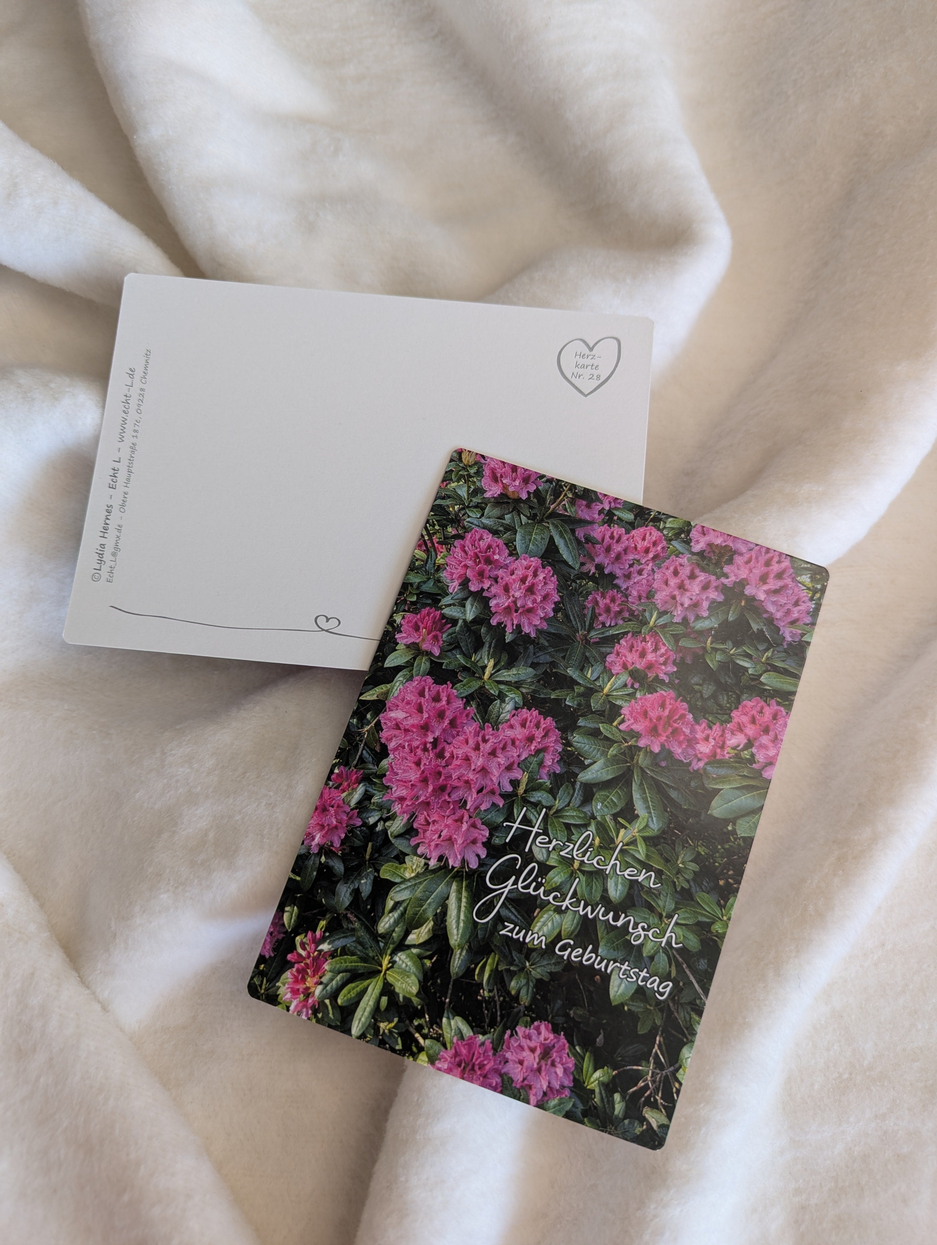 Postkarte Herzlichen Glückwunsch zum Geburtstag – Herz aus rosa Rhododendron-Blüten